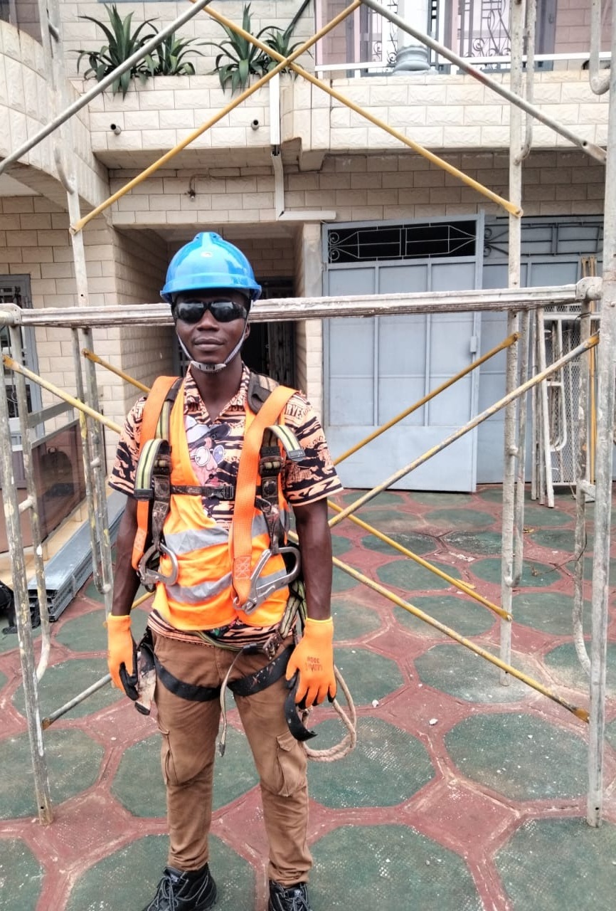 Technicien GEI Guinée équipé pour les travaux en hauteur