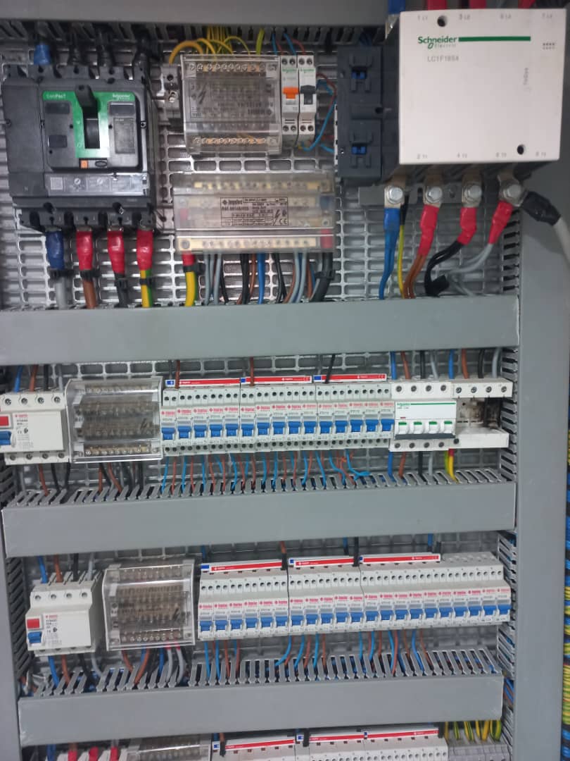 Technicien GEI sur site pour équipements muraux